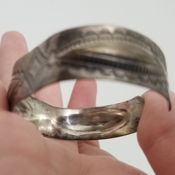 Stunner! vtg unsigned Southwestern cuff bracelet - Picture 4 of 11